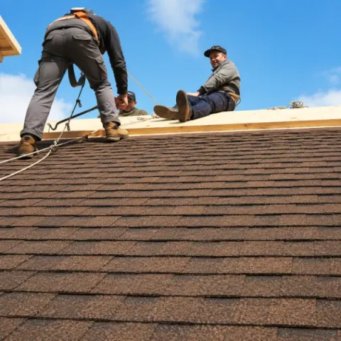 Artisan couvreur Lugon-et-l'Île-du-Carnay réalisant la pose d'une toiture en tuiles